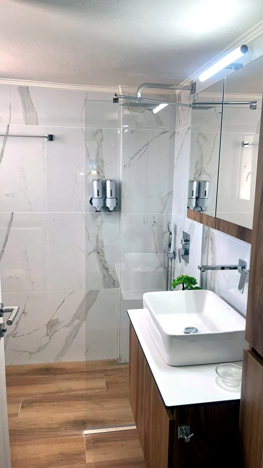 Apartment 21: bathroom