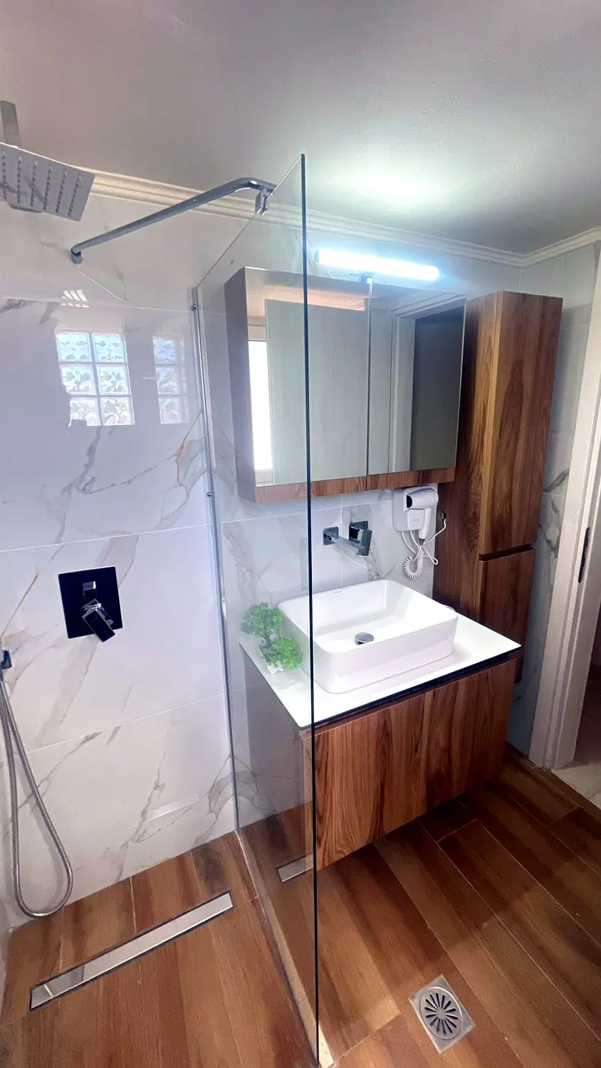 Apartment 21: bathroom