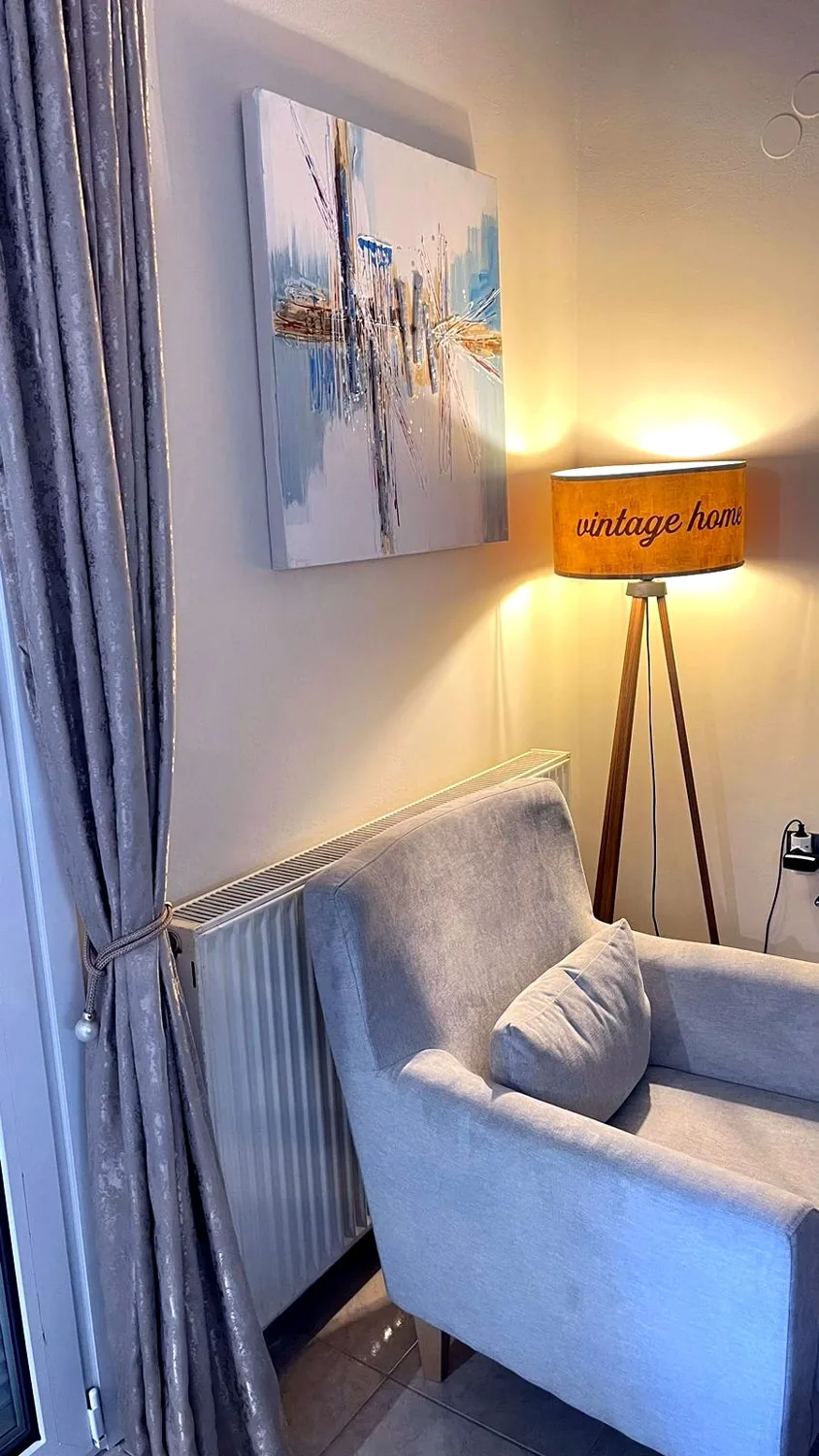 Apartment 21: living